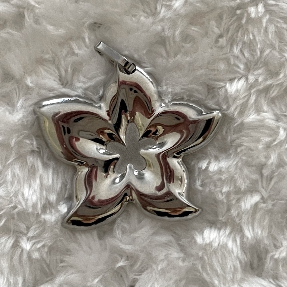 Stainless steel Hawaiian plumeria pendant from Milor, Italy